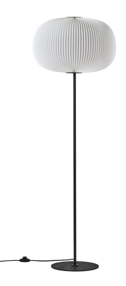 Weiße Le Klint Lamella Stehleuchte mit plissiertem Schirm und schwarzem Fuß. Design Stehlampe.